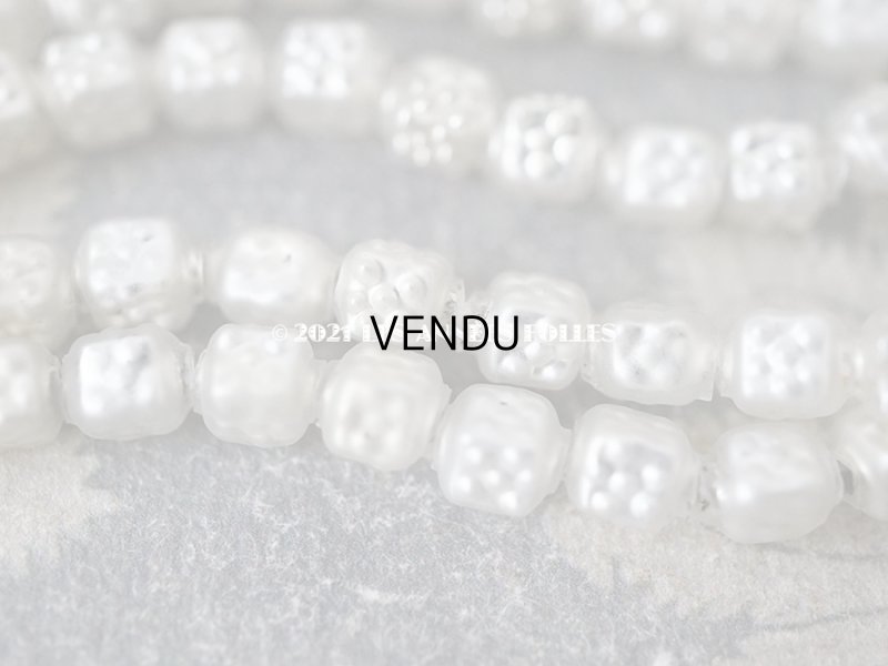 画像3: アンティーク スフレビーズ シルバー ドット柄入り キューブ型 磨りガラス風  4×5.5mm  約210ピース 吹きガラス製 ビーズ