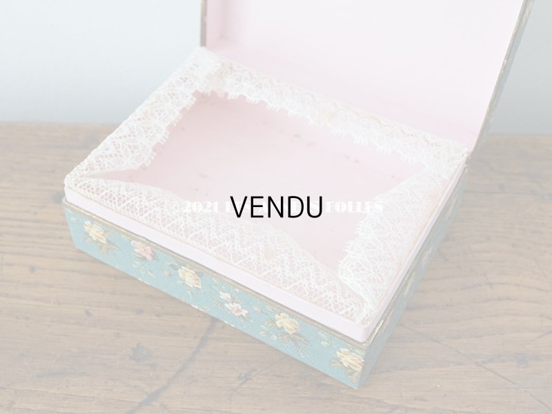 画像4:  アンティーク レースの縁取り付き お菓子箱 小さな恋人たち&薔薇模様