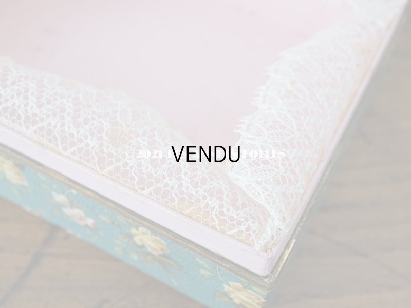 画像5:  アンティーク レースの縁取り付き お菓子箱 小さな恋人たち&薔薇模様