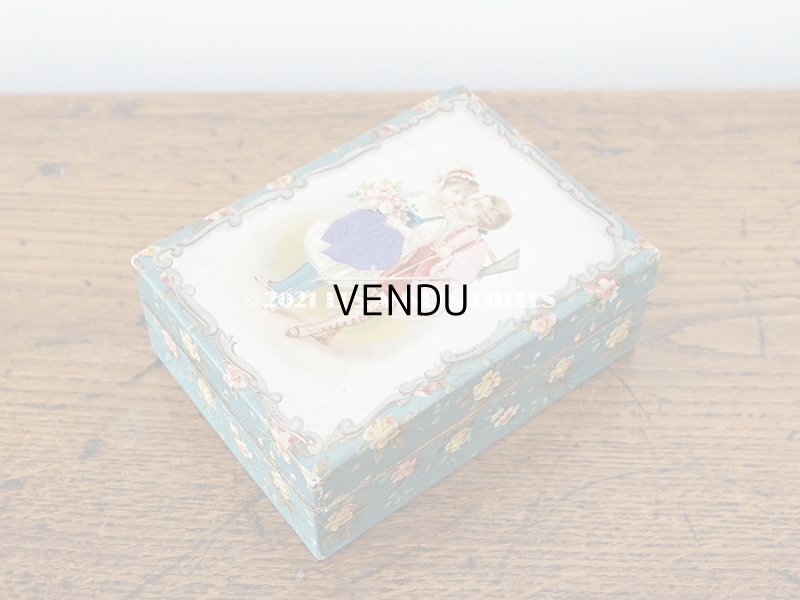 画像6:  アンティーク レースの縁取り付き お菓子箱 小さな恋人たち&薔薇模様