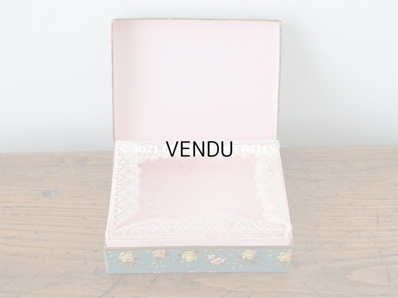 画像3:  アンティーク レースの縁取り付き お菓子箱 小さな恋人たち&薔薇模様