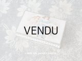 アンティーク  エパングルケース 少女たちと猫たち - GRANDS MAGASINS DU LOUVRES -