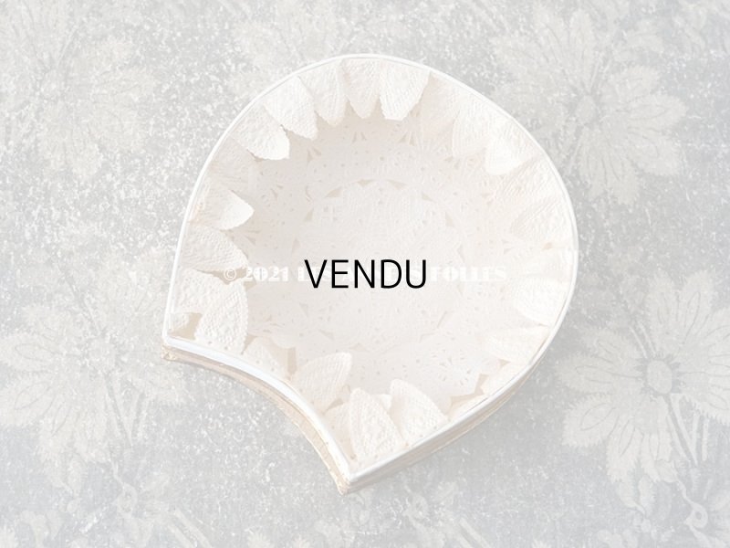 画像11: アンティーク レースの縁取り付き お菓子箱 四葉のクローバー