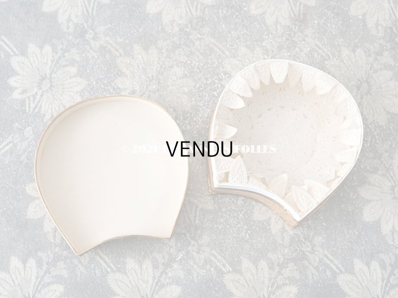 画像10: アンティーク レースの縁取り付き お菓子箱 四葉のクローバー