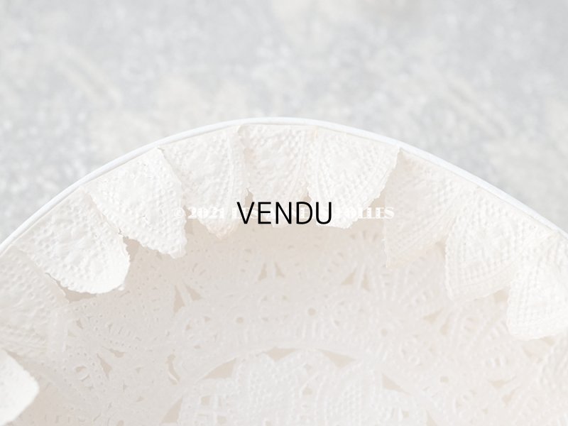 画像12: アンティーク レースの縁取り付き お菓子箱 四葉のクローバー