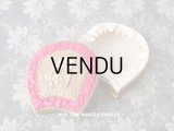 アンティーク レースの縁取り付き お菓子箱 四葉のクローバー