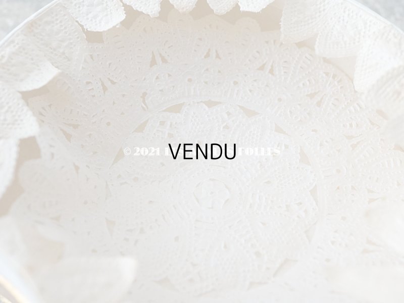 画像14: アンティーク レースの縁取り付き お菓子箱 四葉のクローバー