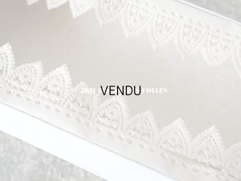 画像12: アンティーク 鈴蘭＆水色のリボンのお菓子箱　バテムのドラジェボックス レースペーパー