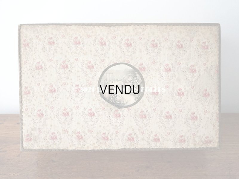 画像4: 1900年代 アンティーク ワイン色の薔薇のメダイヨン 大きなカルトナージュボックス 41×26×12.8cm