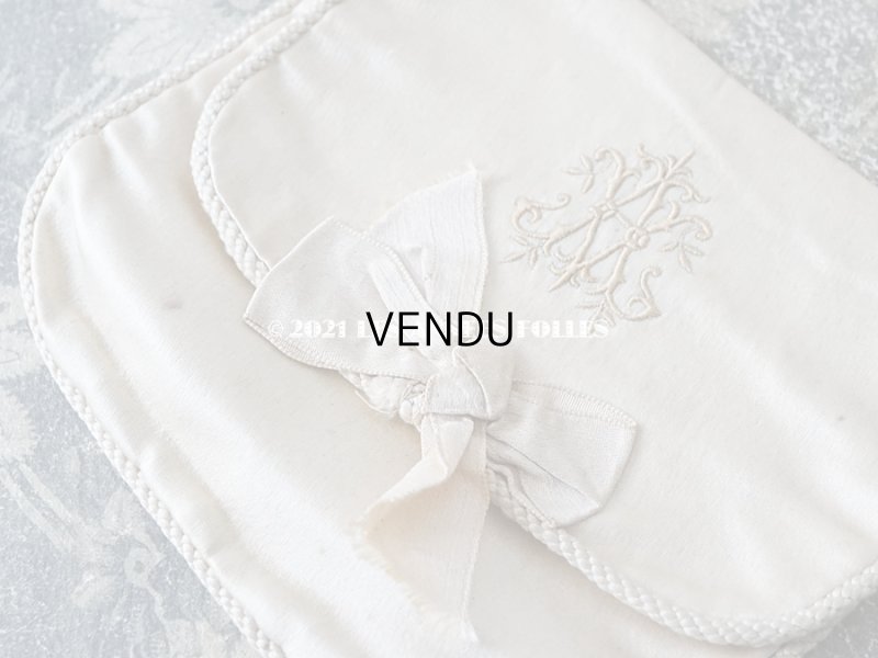 画像4: アンティーク モノグラム刺繍入り リボンが結ばれたオモニエール パウダーピンクのシルクサテン