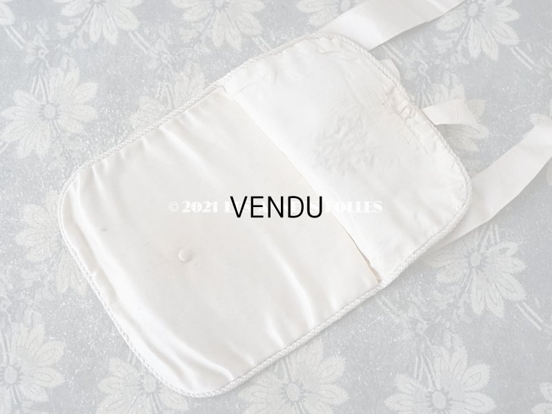 画像11: アンティーク モノグラム刺繍入り リボンが結ばれたオモニエール パウダーピンクのシルクサテン