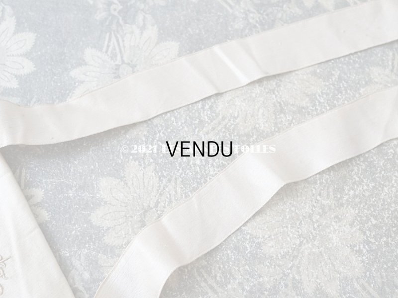 画像8: アンティーク モノグラム刺繍入り リボンが結ばれたオモニエール パウダーピンクのシルクサテン