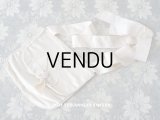 アンティーク モノグラム刺繍入り リボンが結ばれたオモニエール パウダーピンクのシルクサテン