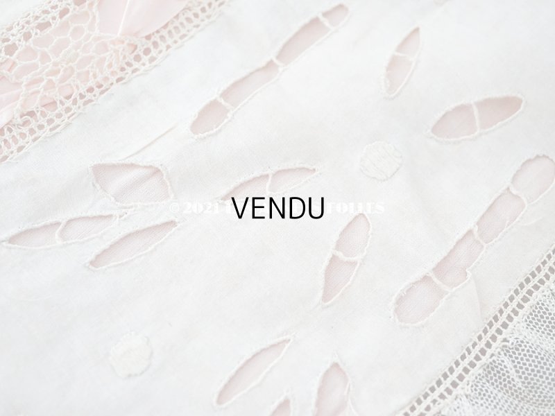 画像13: アンティーク ピンクのシルクリボンが結ばれた　ベビーベッドカバー フィレレース　＆　カットワークレース