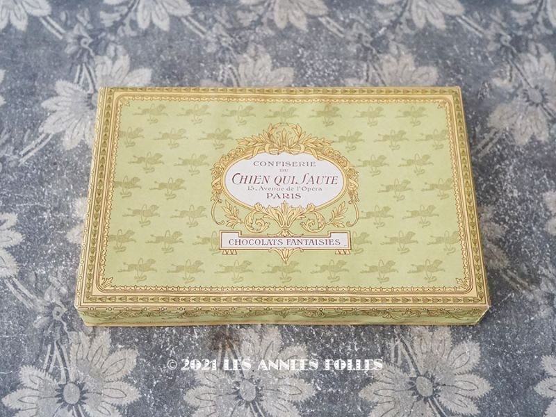 画像1: 1900年代 アンティーク チョコレートボックス お菓子箱　　CHOCOLATS FANTAISIES - CONFISERIE DU CHIEN QUI SAUTE PARIS -