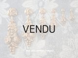 1900年代 アンティーク  薔薇　＆　デイジーのガーランド (縦型) メタル製 サンプラー