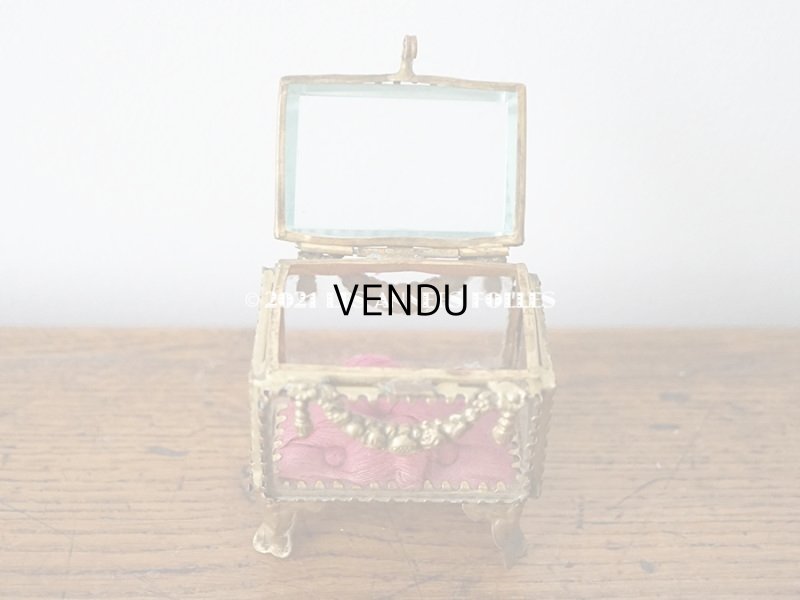 画像9: アンティーク ジュエリーボックス 花とリーフのガーランド シルク製クッション スモーキーレッド