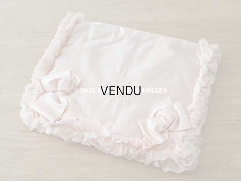 画像5: 19世紀末 アンティーク シルク製 ハンキーケース リボン&モノグラムのメダイヨンの刺繍入り 淡いピンク ハンカチ用ポシェット