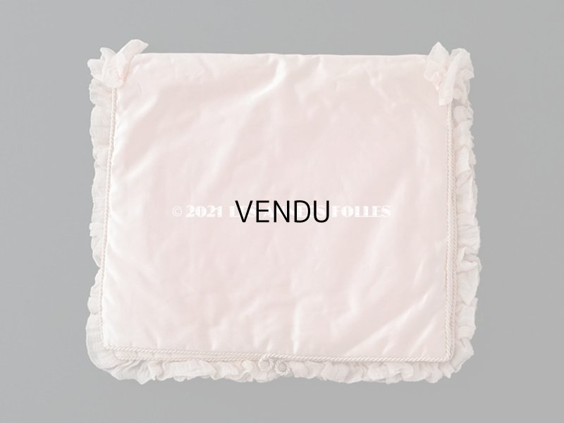 画像3: 19世紀末 アンティーク シルク製 ハンキーケース リボン&モノグラムのメダイヨンの刺繍入り 淡いピンク ハンカチ用ポシェット