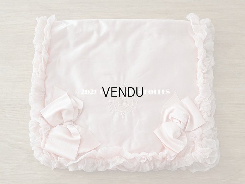 画像6: 19世紀末 アンティーク シルク製 ハンキーケース リボン&モノグラムのメダイヨンの刺繍入り 淡いピンク ハンカチ用ポシェット