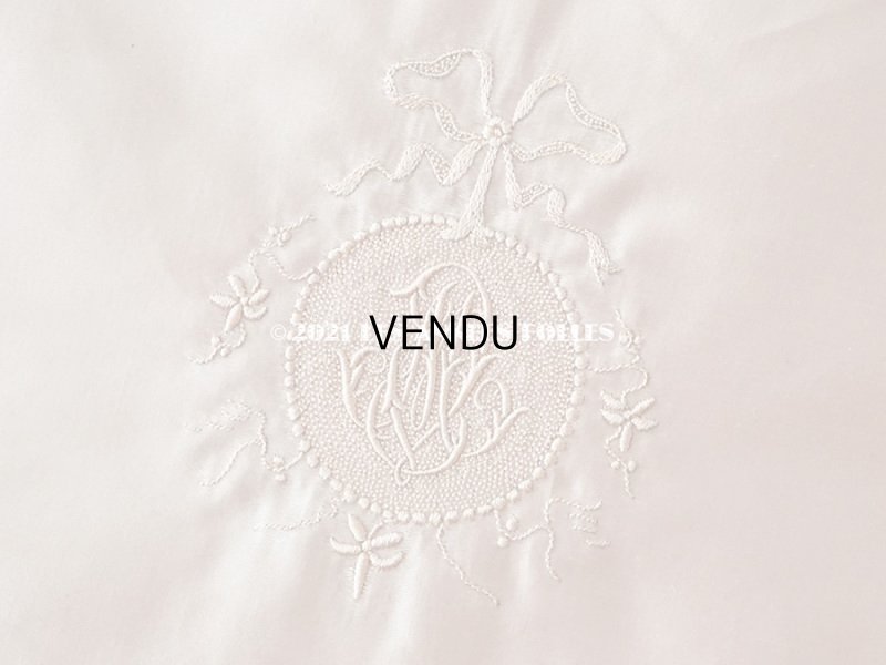 画像7: 19世紀末 アンティーク シルク製 ハンキーケース リボン&モノグラムのメダイヨンの刺繍入り 淡いピンク ハンカチ用ポシェット