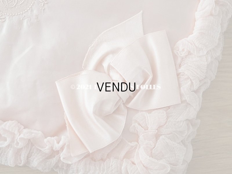 画像8: 19世紀末 アンティーク シルク製 ハンキーケース リボン&モノグラムのメダイヨンの刺繍入り 淡いピンク ハンカチ用ポシェット