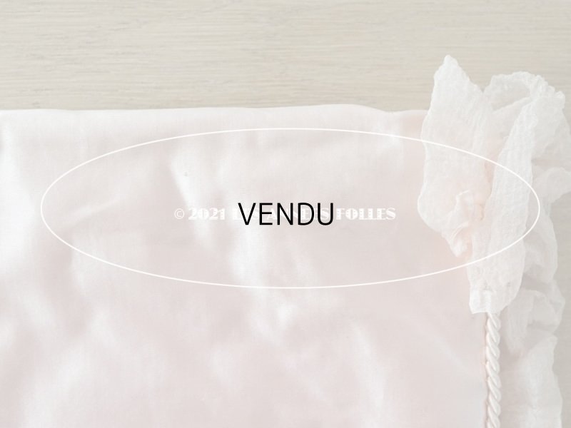 画像15: 19世紀末 アンティーク シルク製 ハンキーケース リボン&モノグラムのメダイヨンの刺繍入り 淡いピンク ハンカチ用ポシェット