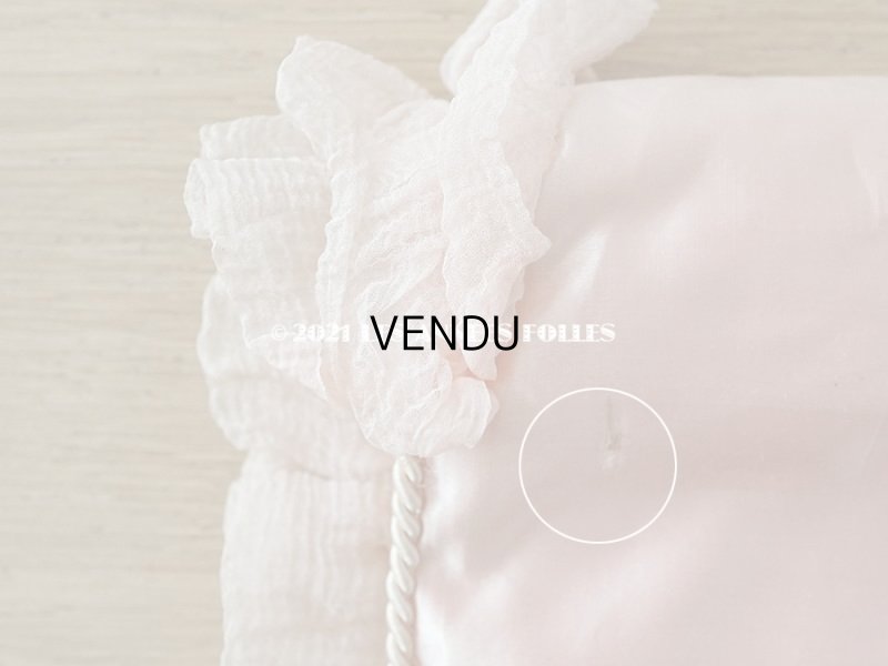 画像14: 19世紀末 アンティーク シルク製 ハンキーケース リボン&モノグラムのメダイヨンの刺繍入り 淡いピンク ハンカチ用ポシェット