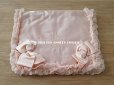 画像4: 19世紀末 アンティーク シルク製 ハンキーケース リボン＆モノグラムのメダイヨンの刺繍入り 淡いピンク ハンカチ用ポシェット 