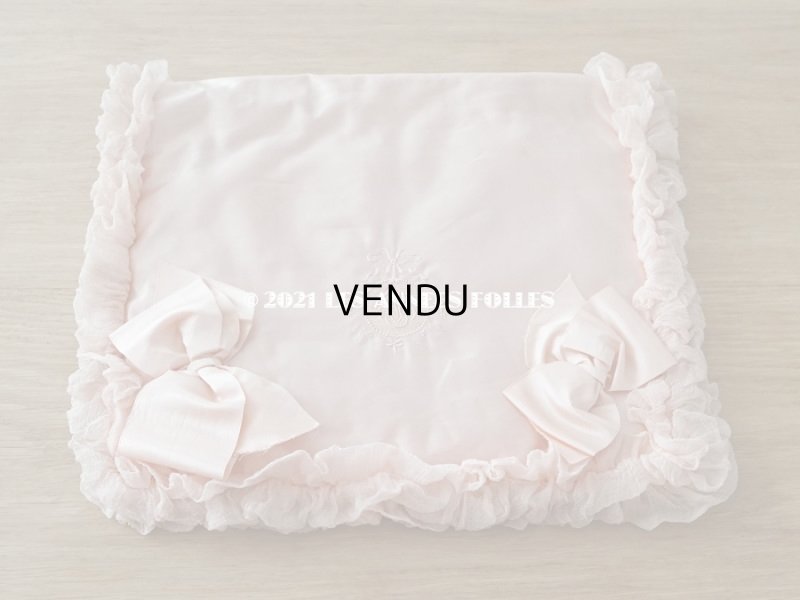 画像4: 19世紀末 アンティーク シルク製 ハンキーケース リボン&モノグラムのメダイヨンの刺繍入り 淡いピンク ハンカチ用ポシェット