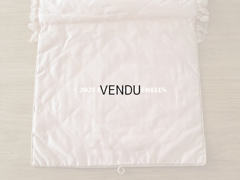 画像12: 19世紀末 アンティーク シルク製 ハンキーケース リボン&モノグラムのメダイヨンの刺繍入り 淡いピンク ハンカチ用ポシェット