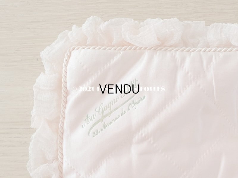 画像13: 19世紀末 アンティーク シルク製 ハンキーケース リボン&モノグラムのメダイヨンの刺繍入り 淡いピンク ハンカチ用ポシェット