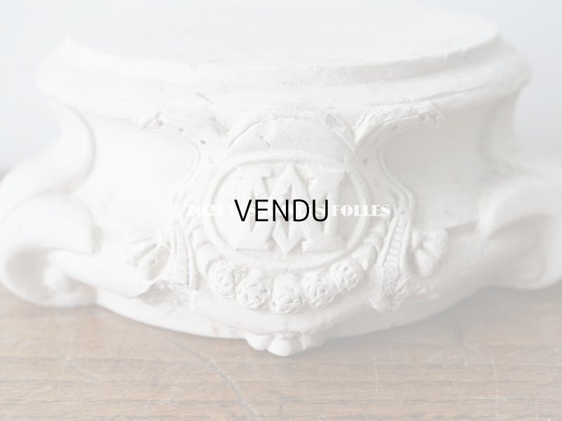 画像7: 1900年代 アンティーク マリア像の台座 石膏製 百合の紋章