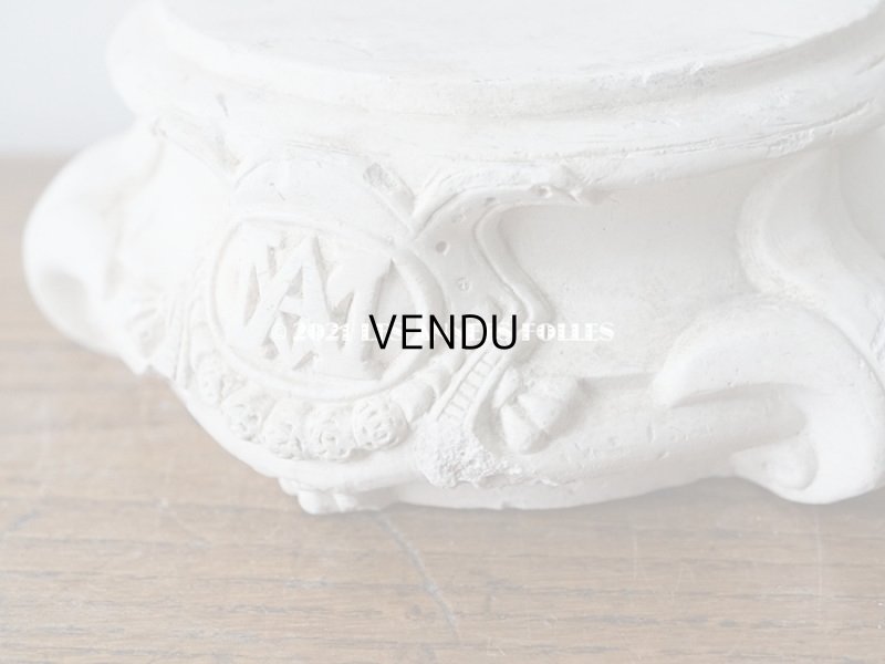 画像8: 1900年代 アンティーク マリア像の台座 石膏製 百合の紋章