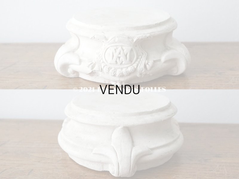 画像3: 1900年代 アンティーク マリア像の台座 石膏製 百合の紋章