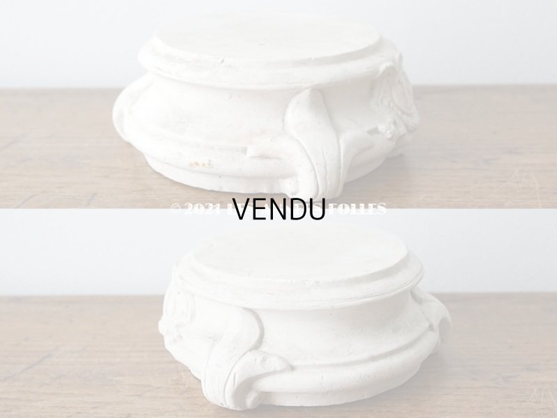 画像4: 1900年代 アンティーク マリア像の台座 石膏製 百合の紋章