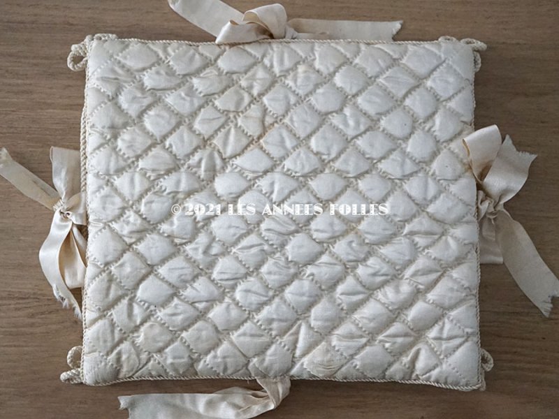 画像12: アンティーク シルク製 ハンキーケース 水色のモノグラム刺繍入り  エクリュ ハンカチ用ポシェット