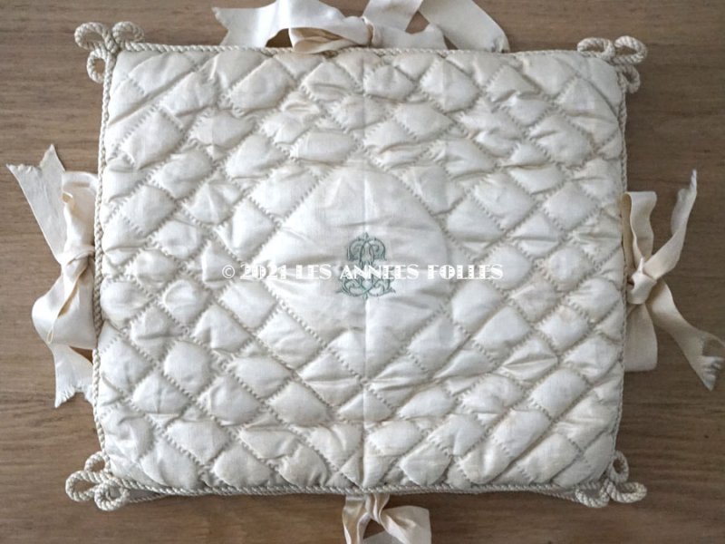 画像4: アンティーク シルク製 ハンキーケース 水色のモノグラム刺繍入り  エクリュ ハンカチ用ポシェット