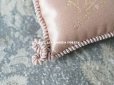画像6: 19世紀末 アンティーク  シルク製 サシェ パフュームリーの小さなクッション 淡いピンク   - VIOLET PARIS -