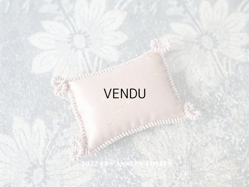 画像1: 19世紀末 アンティーク  シルク製 サシェ パフュームリーの小さなクッション 淡いピンク   - VIOLET PARIS -