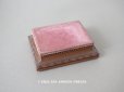 画像1: アンティーク とても小さな　ベルベットの台座 ピンク　13.4✗10.2✗4.2cm (1)
