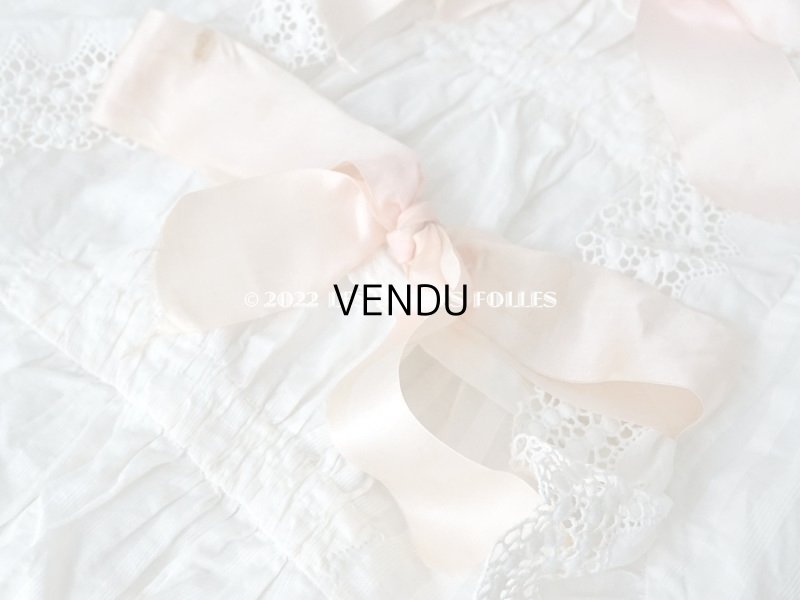 画像4: アンティーク ピンクのシルクリボンが結ばれた　赤ちゃんのおくるみ