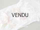 アンティーク ピンクのシルクリボンが結ばれた　赤ちゃんのおくるみ