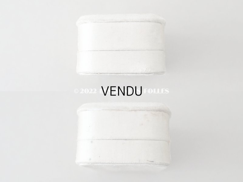 画像5: 1900年代 アンティーク  イニシャル入り シルクサテンのジュエリーボックス  淡いグレーベージュ