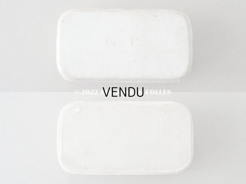 画像3: 1900年代 アンティーク  イニシャル入り シルクサテンのジュエリーボックス  淡いグレーベージュ