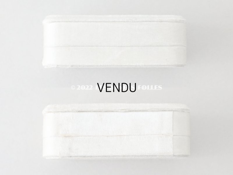 画像4: 1900年代 アンティーク  イニシャル入り シルクサテンのジュエリーボックス  淡いグレーベージュ