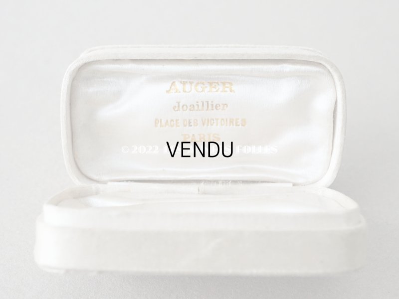 画像8: 1900年代 アンティーク  イニシャル入り シルクサテンのジュエリーボックス  淡いグレーベージュ