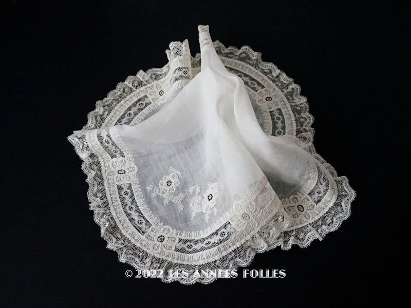 画像1: 19世紀末 アンティーク  結婚式のハンカチ モノグラム刺繍入り　ホワイトワーク＆手編みのヴァランシエンヌレース