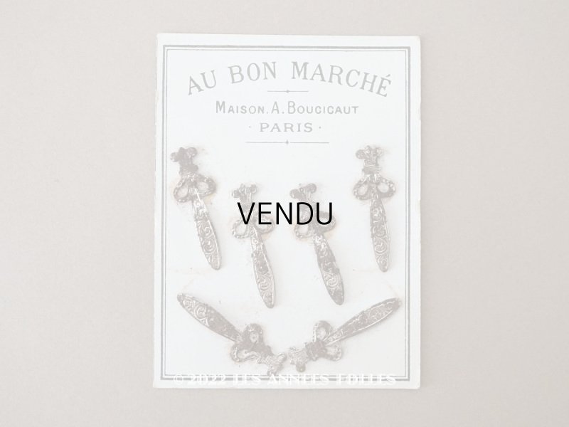 画像1: アンティーク ボンマルシェ 台紙付き ジャルティエの金具 靴下留めの金具  -AU BON MARCHE-