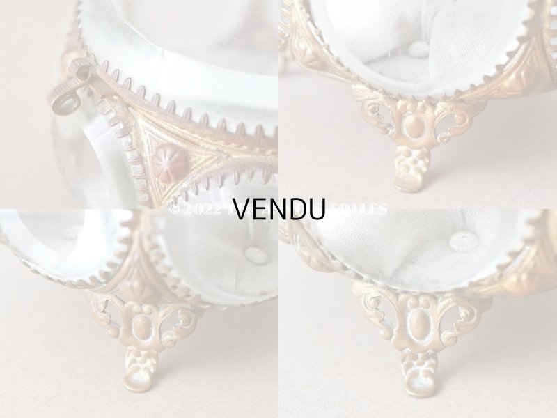 画像12: 19世紀末 アンティーク ジュエリーボックス パウダーブルーのクッション ラウンド型 ロカイユ装飾の脚